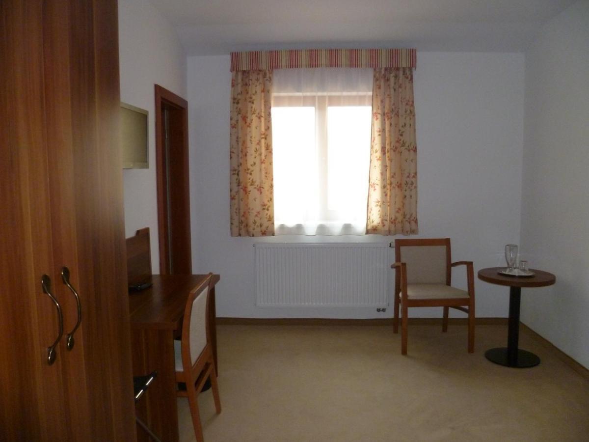 Hostinec U Hubalku Adlerkosteletz Exterior foto