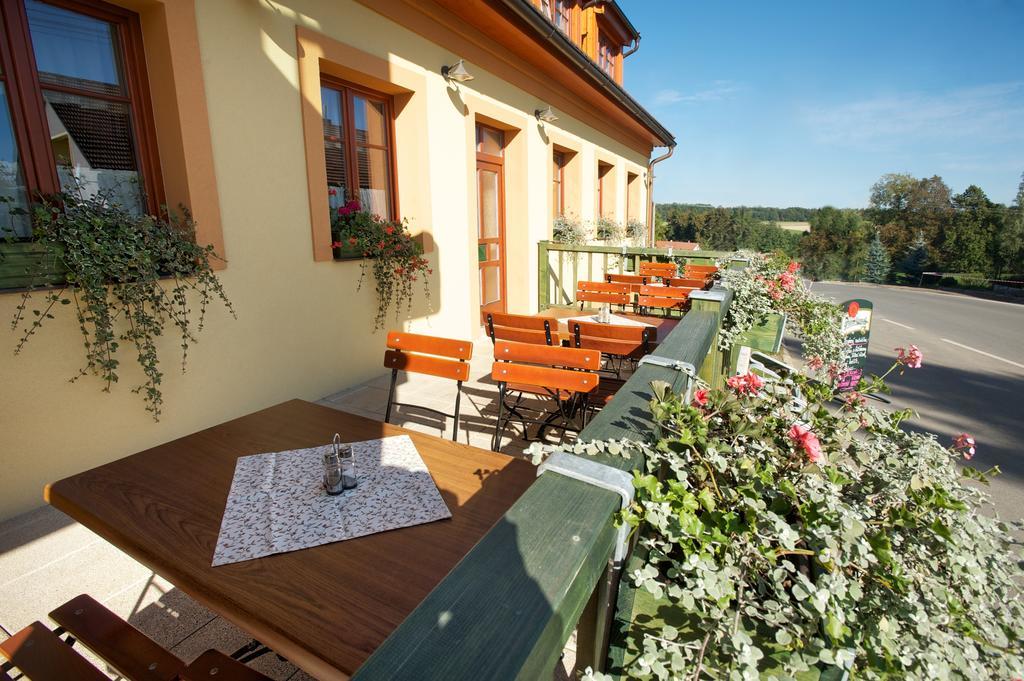 Hostinec U Hubalku Adlerkosteletz Exterior foto