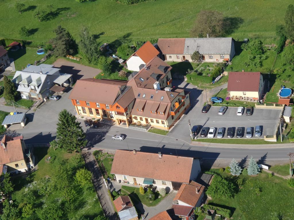 Hostinec U Hubalku Adlerkosteletz Exterior foto